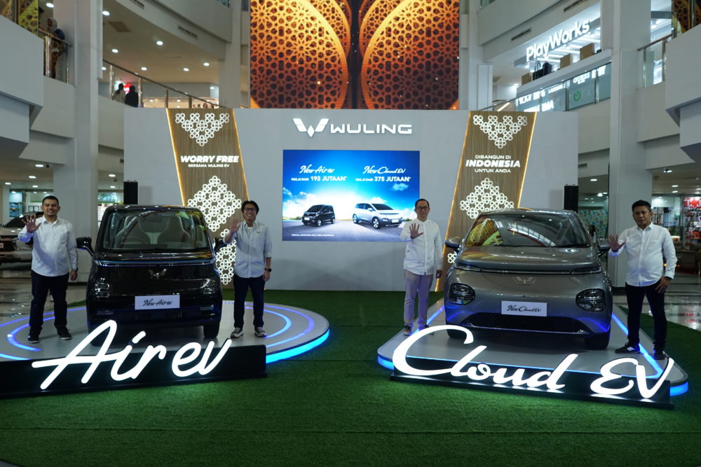 Perwakilan Wuling Motors bersama Perwakilan dari Wuling Maju Motor meresmikan peluncuran New Air ev dan New Cloud EV di Palembang 1000x667
