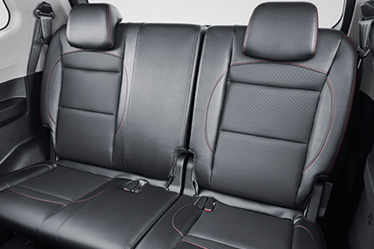 COMFORTABLE THIRD ROW SEAT COMFORTABLE THIRD ROW SEAT